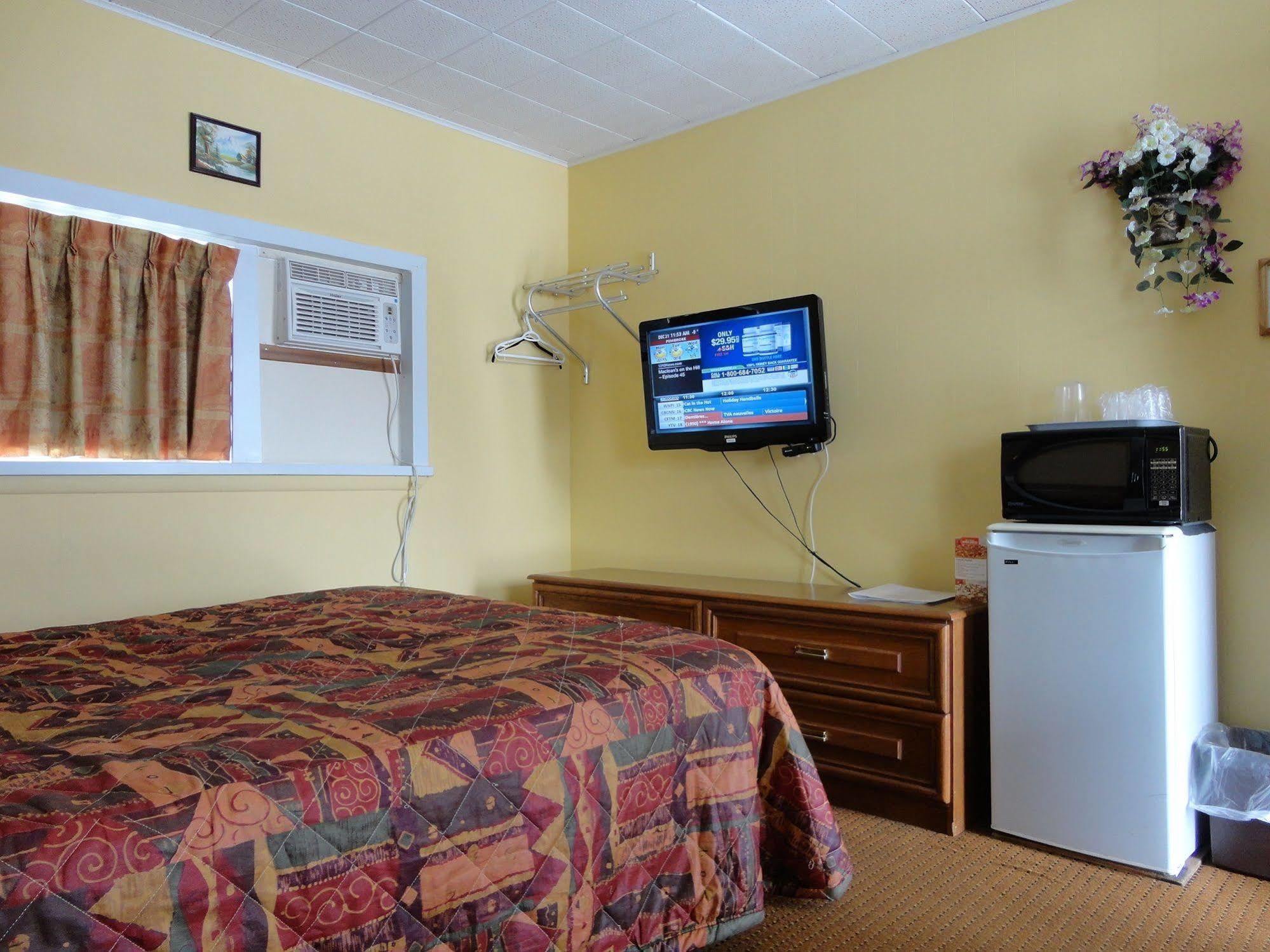Hillside Inn Пемброк Экстерьер фото