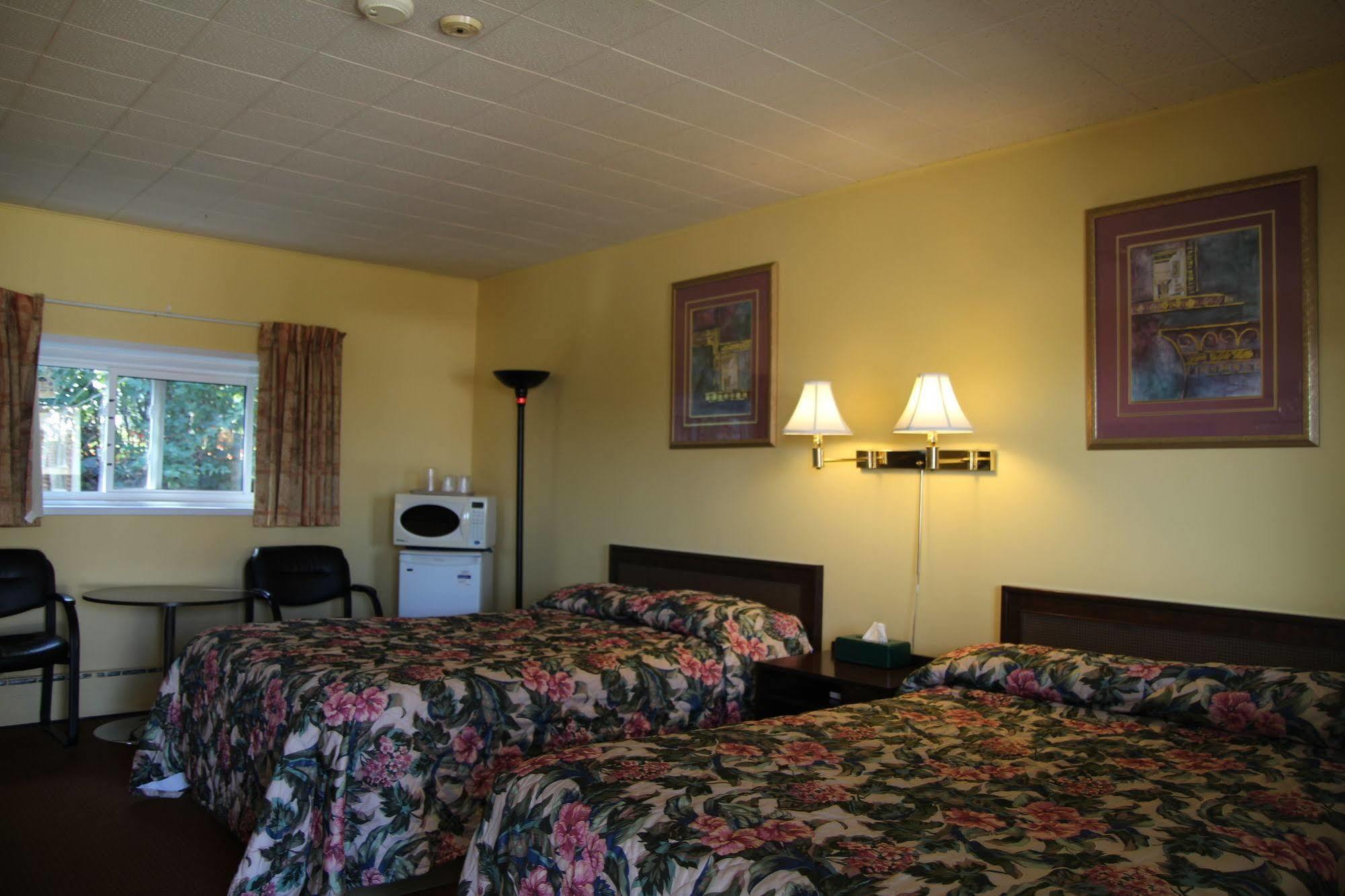 Hillside Inn Пемброк Экстерьер фото