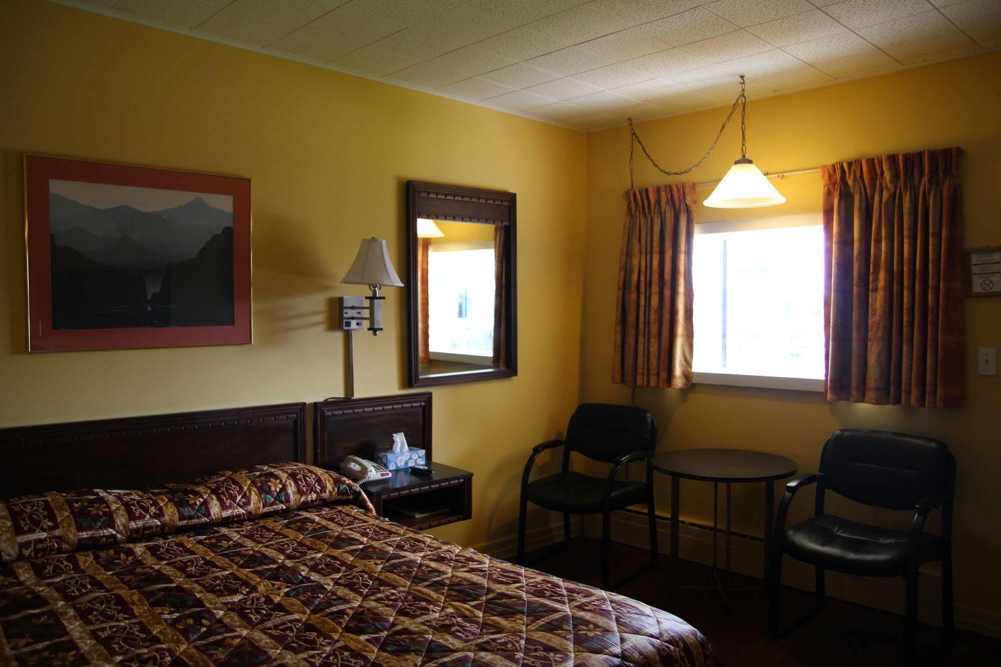 Hillside Inn Пемброк Экстерьер фото