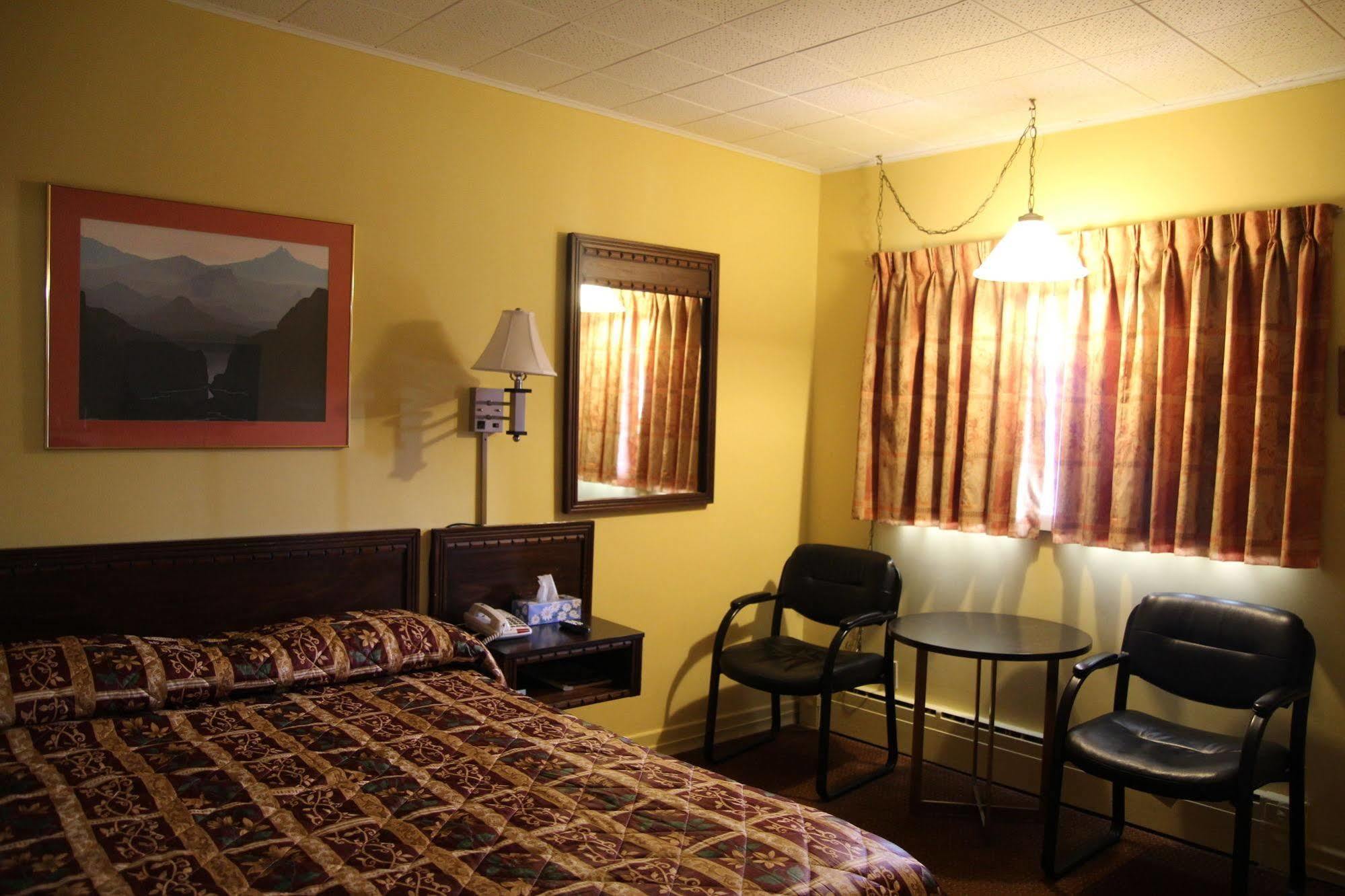 Hillside Inn Пемброк Экстерьер фото